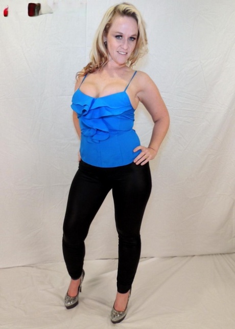 Blonde amateur Dee Siren displays her ample cleavage in black leggings