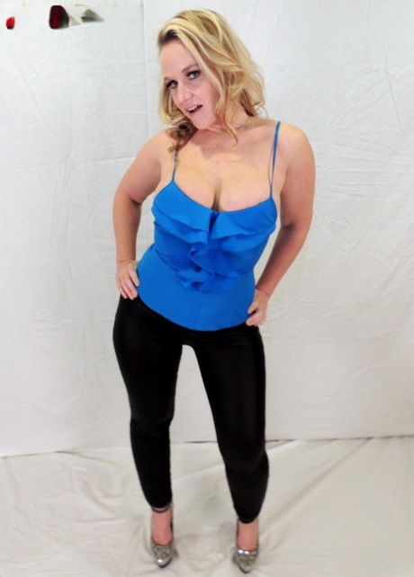 Blonde amateur Dee Siren displays her ample cleavage in black leggings