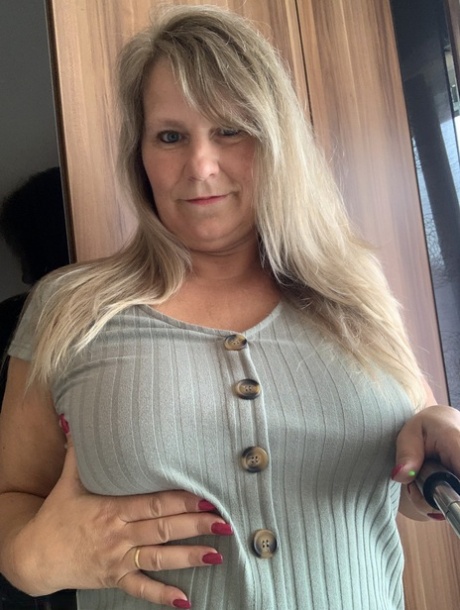 Overweight mature woman Sweet Susi takes nude selfies in her bedroom