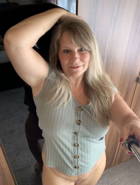 Overweight mature woman Sweet Susi takes nude selfies in her bedroom
