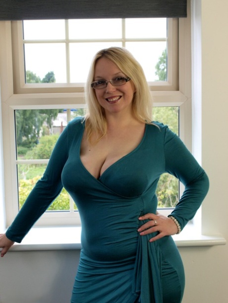 Blonde amateur Sindy Bust uncovers her big boobs and butt while disrobing
