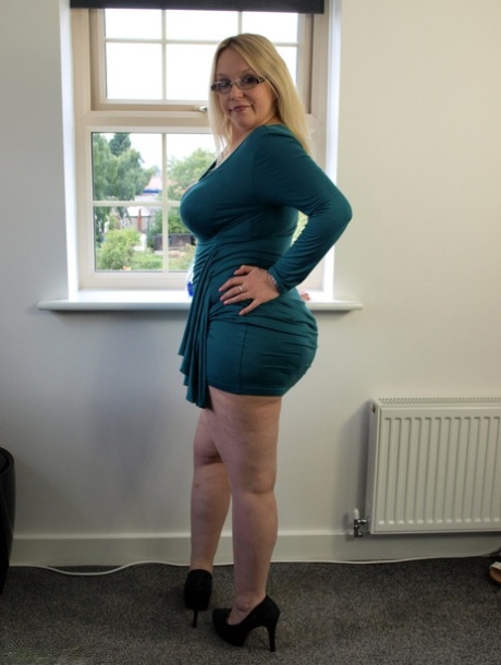 Blonde amateur Sindy Bust uncovers her big boobs and butt while disrobing