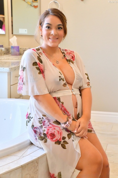Pregnant chick Violet Smith masturbates with sex toys while bathing