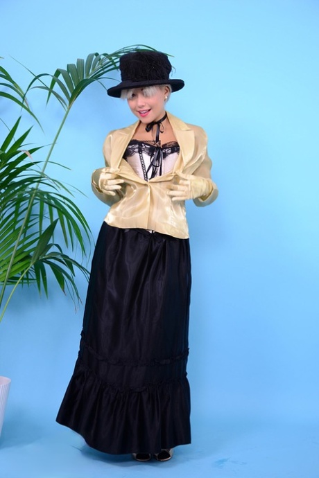 Asian pinup model Petra Lily So peels off vintage attire to pose nude