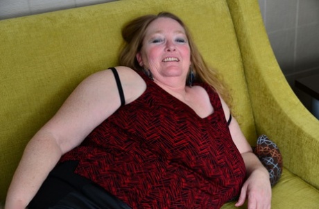 British BBW sets her saggy old boobs free in mesh nylons and black boots