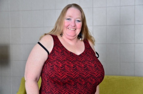British BBW sets her saggy old boobs free in mesh nylons and black boots