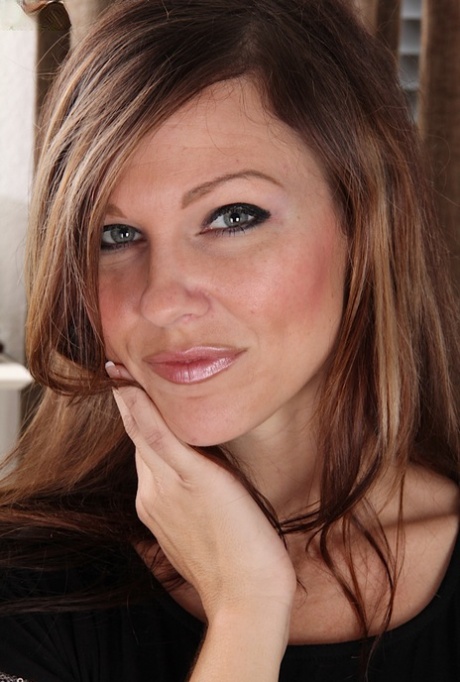 Slim babe Amy Johnson is showing her astounding asshole in black panties