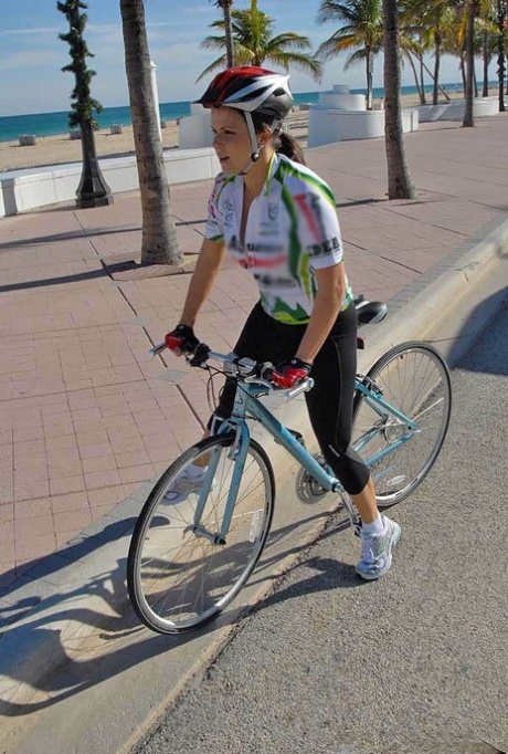 Sexy cyclist milf hooked up during outdoor ride and fucked