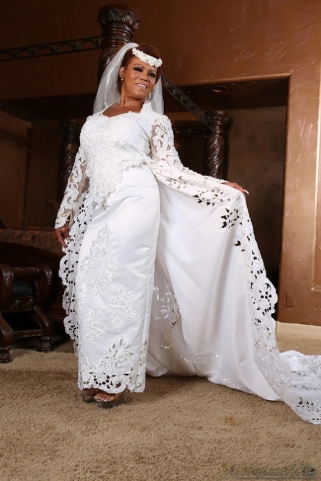 Bodybuilder bride sheds wedding dress to showcase muscular ass & toy pussy