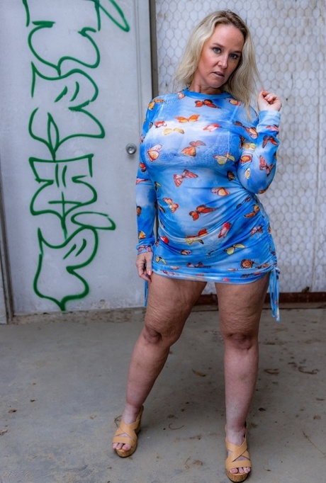 Chubby MILF Dee Siren loses her blue dress and flaunts her curvy ass