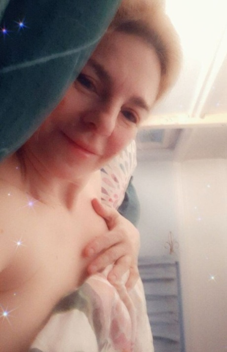 Blonde granny poses naked and teases with her big ass in sexy amateur action