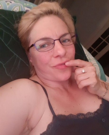 Blonde granny poses naked and teases with her big ass in sexy amateur action