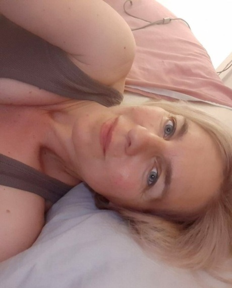 Blonde granny poses naked and teases with her big ass in sexy amateur action