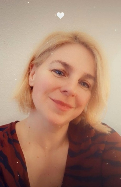 Mature mom posing provocatively in her personal no-makeup compilation