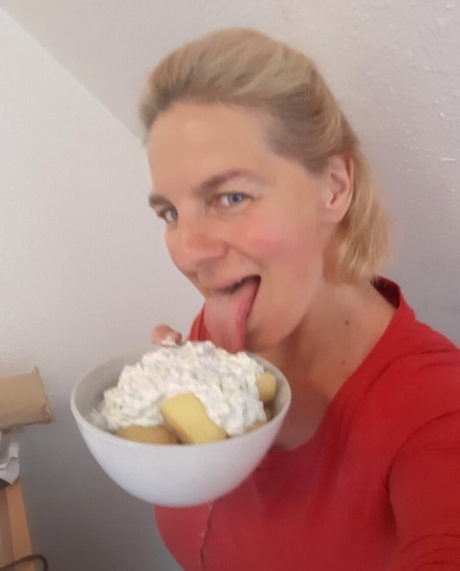 Mature mom posing provocatively in her personal no-makeup compilation