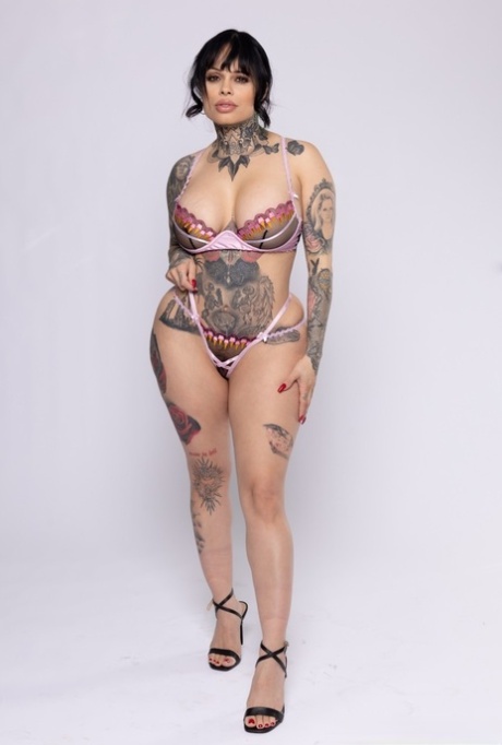 Curvy babe Natasha Nice and inked MILF Xwife Karen finger each other