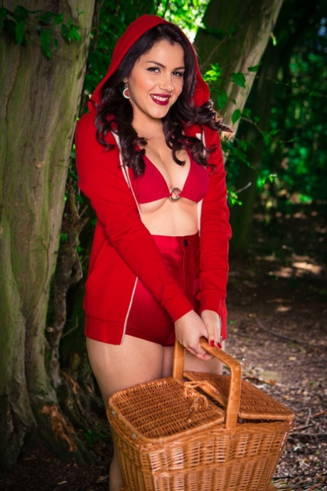 Curvy Italian babe Valentina Nappi shows off her big ass outdoors